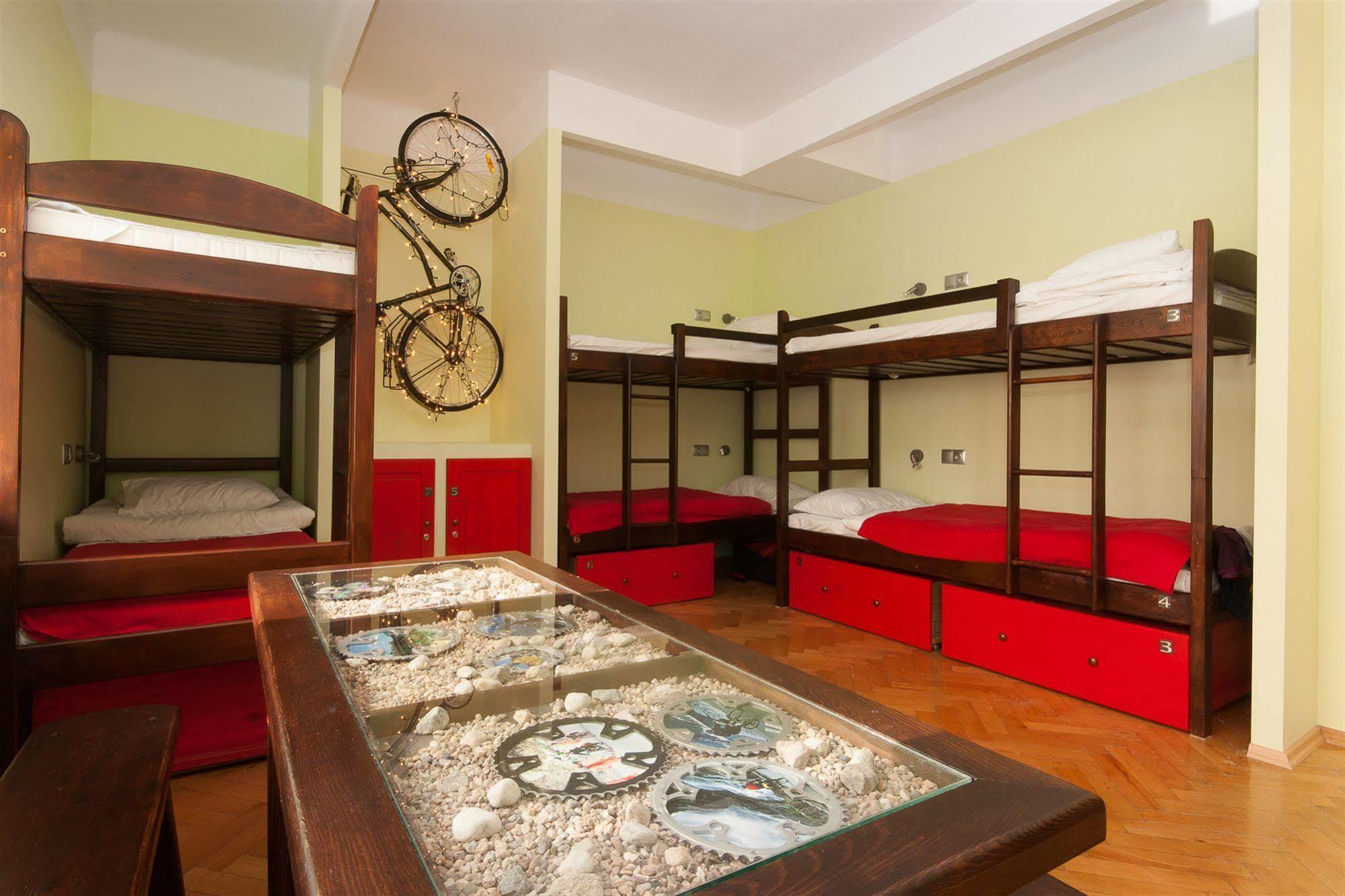 Hostel Helvetia - Private Rooms In City Center And Old Town Varsovie Extérieur photo